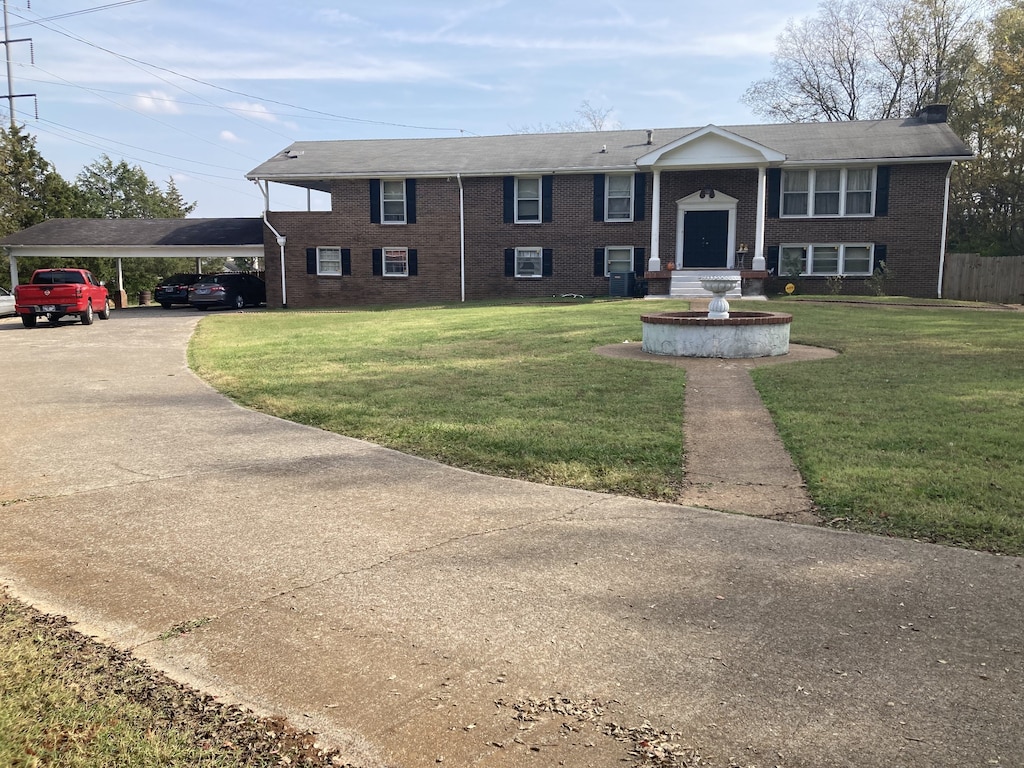 view of front of home with a front lawn and a carport