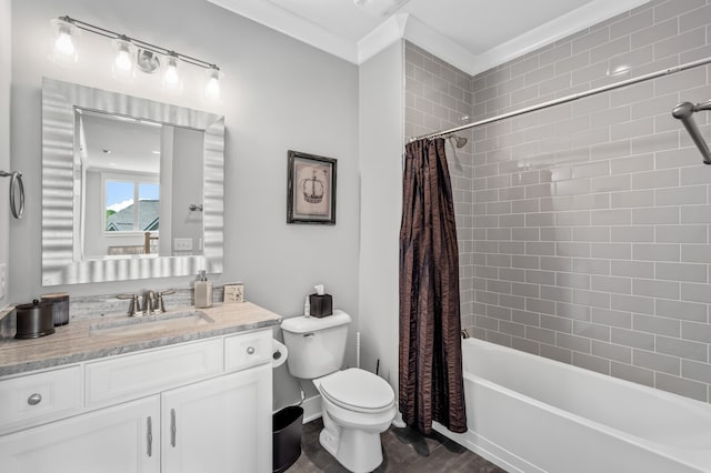 full bathroom featuring hardwood / wood-style floors, shower / tub combo with curtain, vanity, crown molding, and toilet