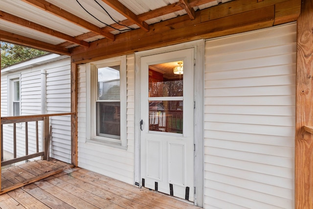 property entrance featuring a deck