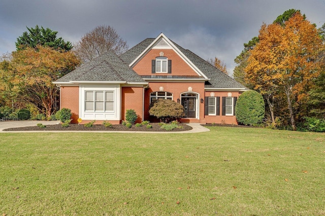 view of front facade featuring a front lawn