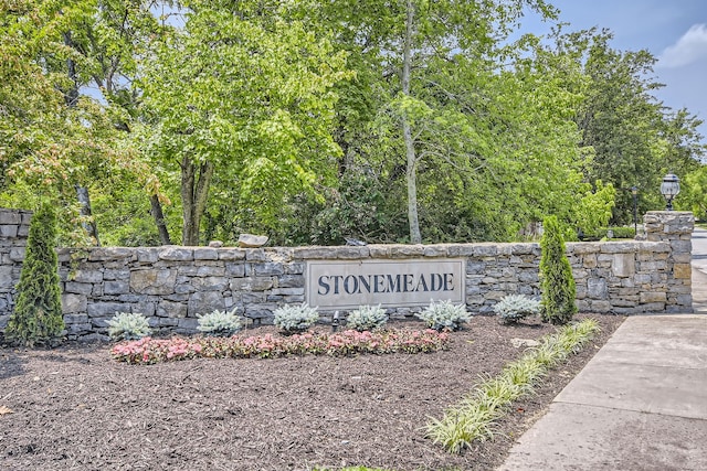 view of community / neighborhood sign