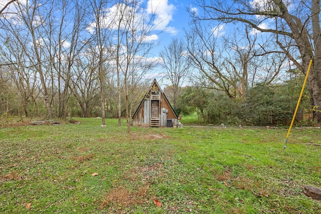 view of yard featuring an outbuilding