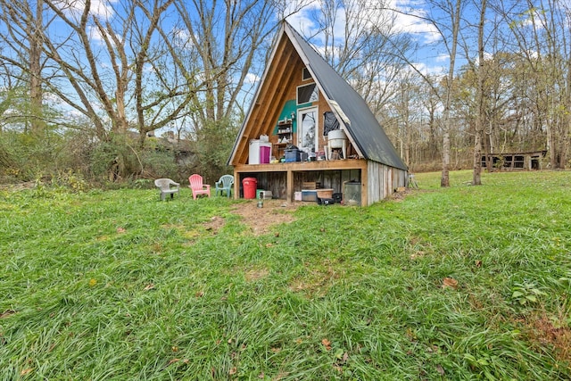 view of yard featuring an outbuilding