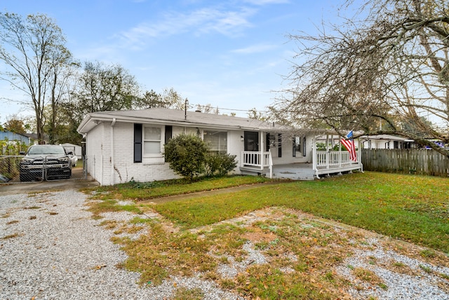 view of front of property featuring a front lawn