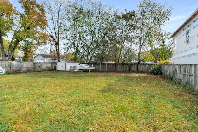 view of yard featuring a storage unit