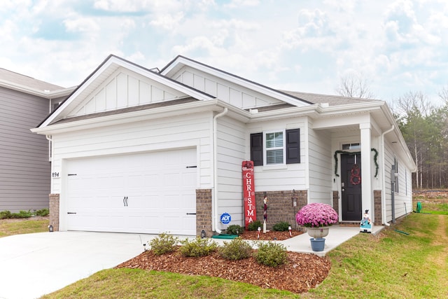 view of front facade featuring a garage and a front yard