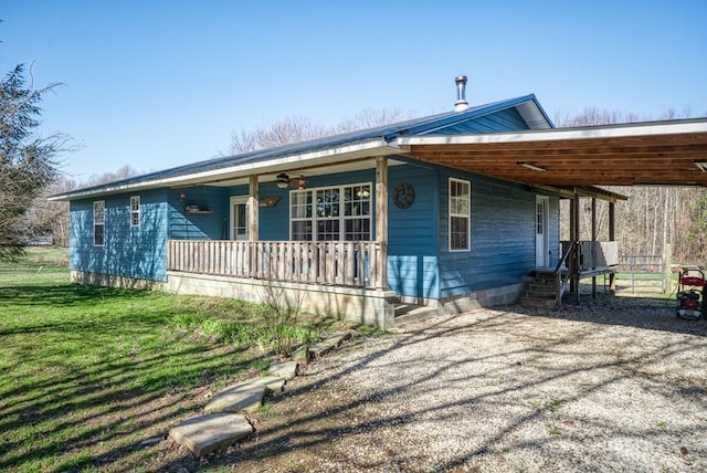 view of front of house featuring covered porch, ceiling fan, and a front lawn