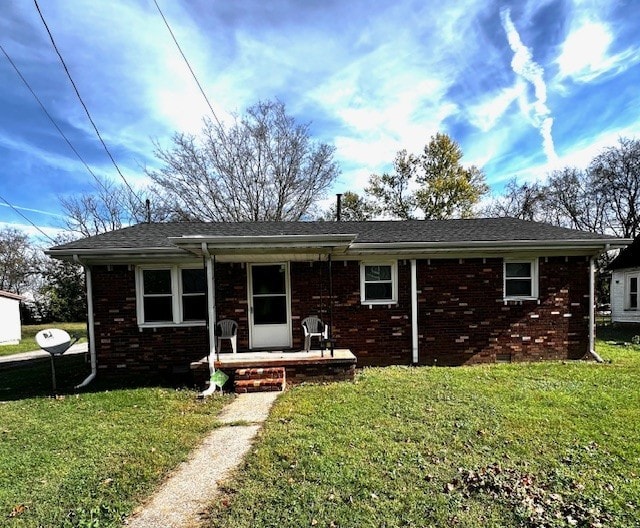 view of front facade with a front lawn