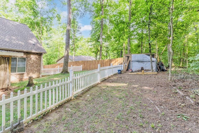 view of yard with a storage unit