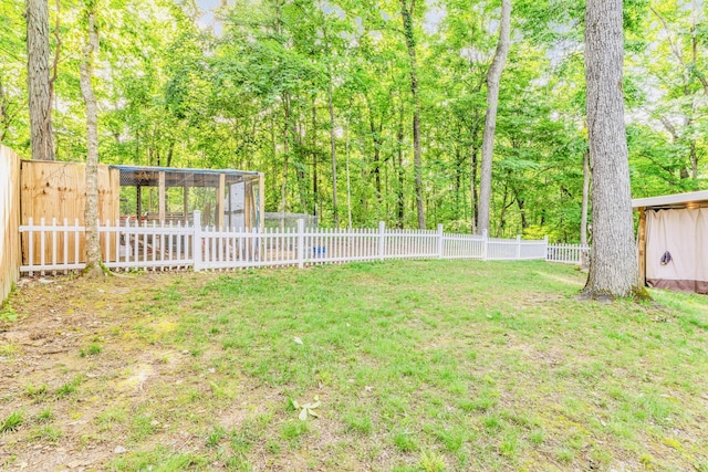 view of yard featuring an outdoor structure