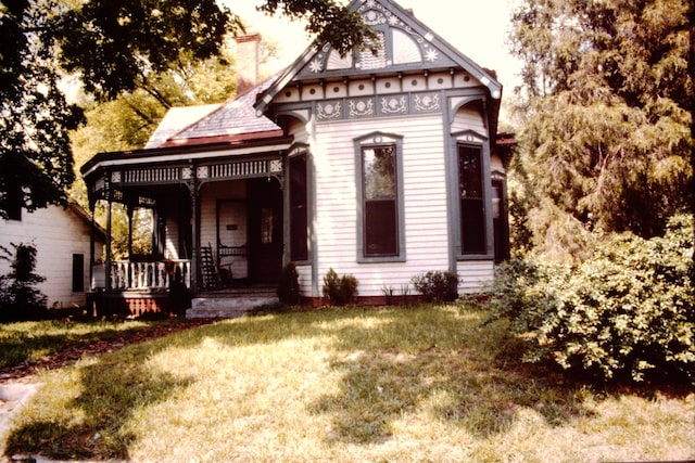 view of front of house featuring a porch and a front lawn