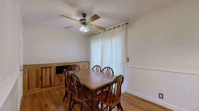 dining area featuring light hardwood / wood-style floors, ceiling fan, and crown molding