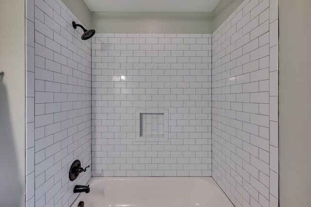 bathroom with tiled shower / bath