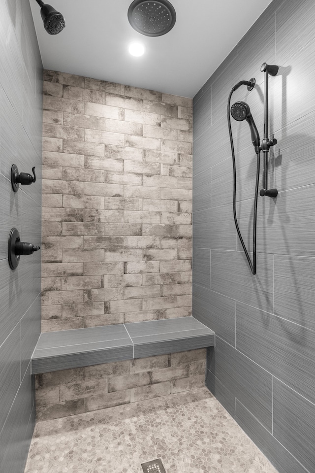 bathroom featuring tiled shower