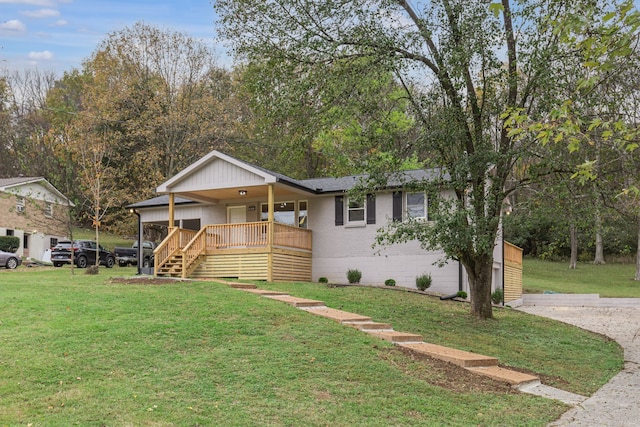 view of front of property featuring covered porch and a front yard