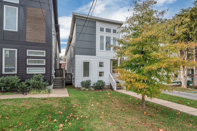 view of front of property featuring a front yard