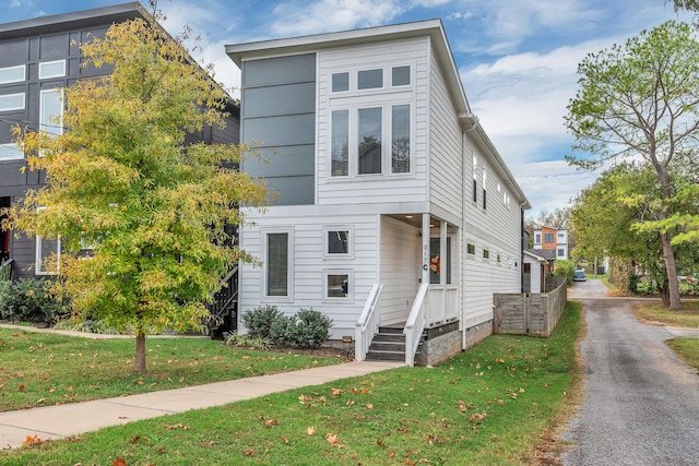 view of front of house featuring a front yard