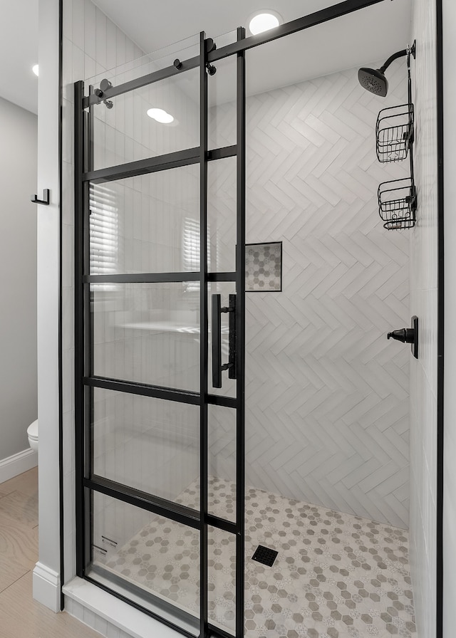 bathroom with toilet and tiled shower