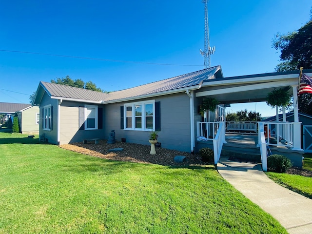 view of front of property featuring a front lawn