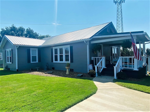 view of front of property featuring a front lawn and covered porch