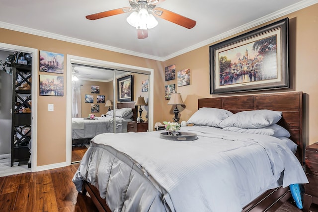 bedroom featuring dark wood-type flooring, a closet, ornamental molding, and ceiling fan