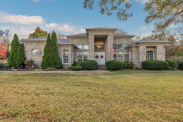 view of front of property with a front lawn