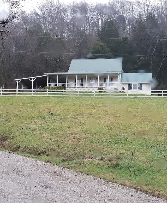 view of front facade featuring a porch and a front yard