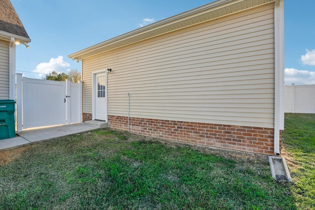 view of side of property featuring a yard