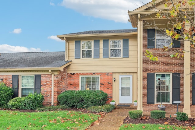 view of front of property featuring a front lawn