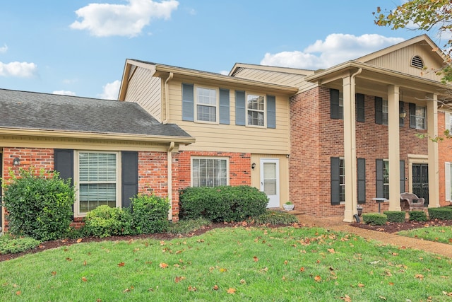 view of front facade featuring a front lawn