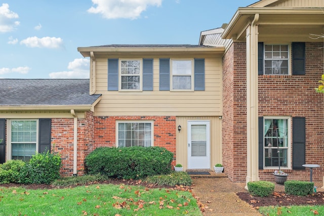 view of front of home featuring a front lawn