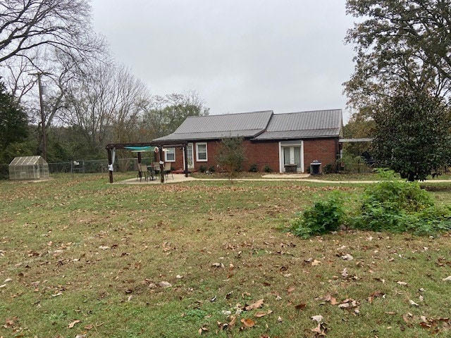 view of front of home featuring a front lawn and a patio area