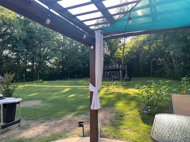 view of yard featuring a pergola