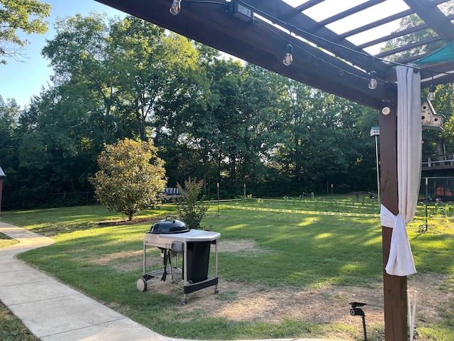 view of yard with a pergola