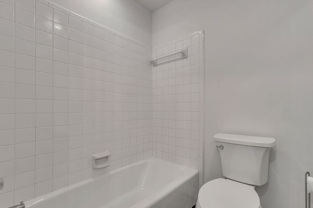 bathroom with toilet and tiled shower / bath combo