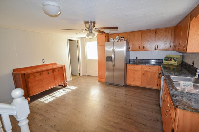 kitchen with stainless steel appliances, dark wood-type flooring, sink, and ceiling fan