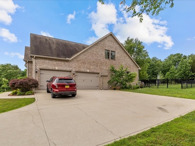 view of front of property featuring a front yard