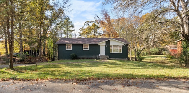 view of front of home featuring a front yard