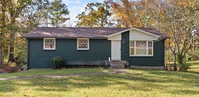 view of front facade featuring a front yard