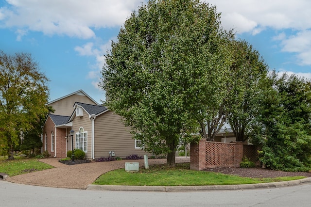 view of front of property featuring a front lawn