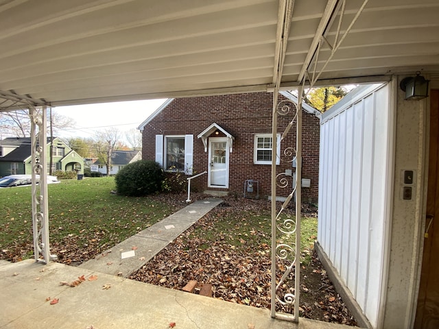 view of front of property featuring a front yard