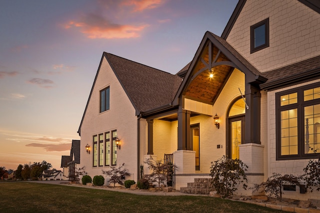 view of front of property featuring a lawn