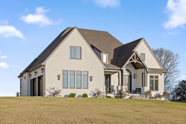 view of front of house featuring a front lawn