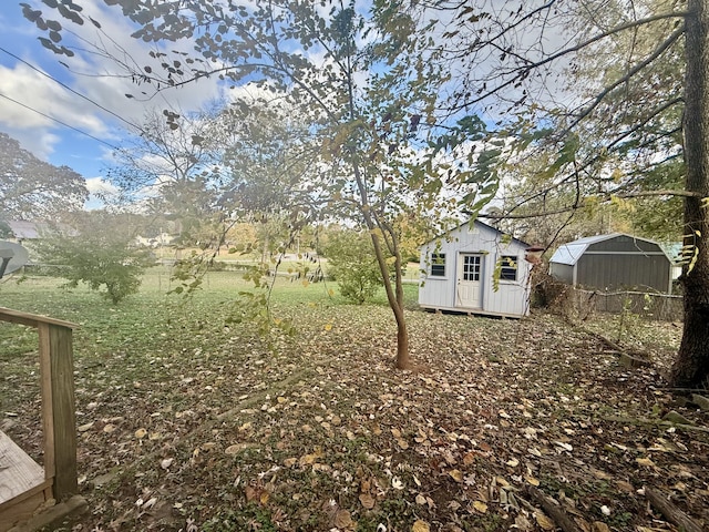 view of yard with a shed