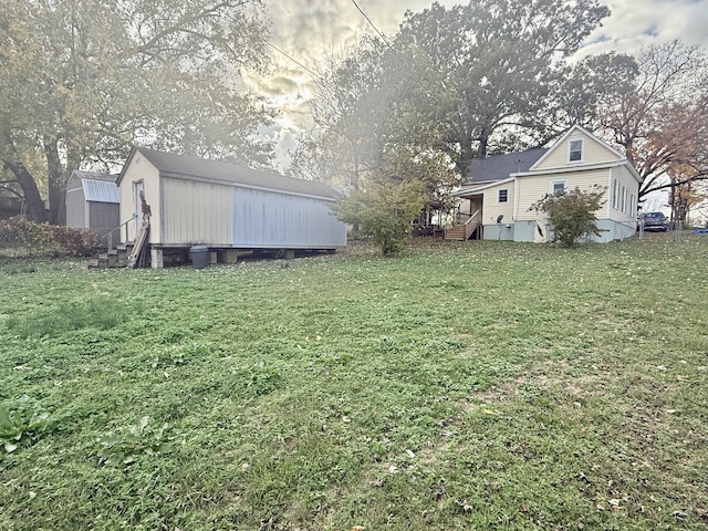 view of yard featuring a storage unit