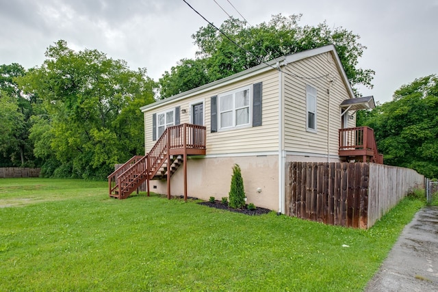 view of front of property featuring a front lawn