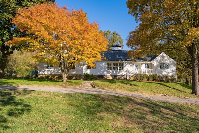 view of front of home featuring a front lawn