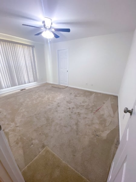 unfurnished room with carpet floors and ceiling fan