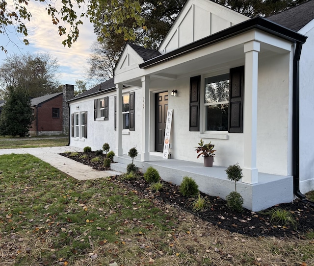 view of front of house featuring a front yard