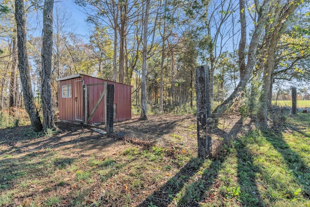 view of yard with a storage unit